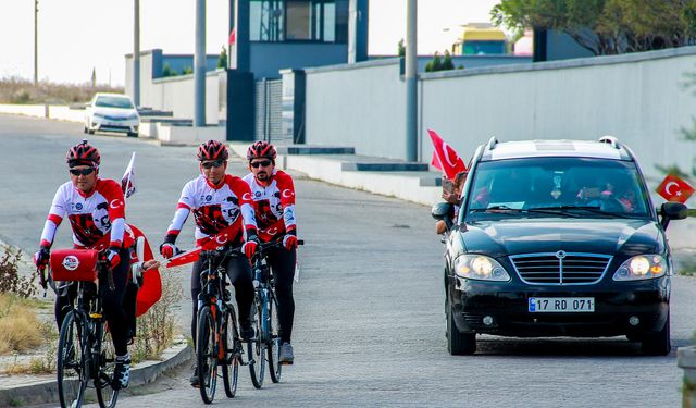 Cumhuriyet için 600 kilometre pedal çevirdiler