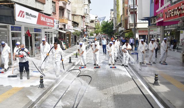 Belediye sokakları yıkıyor