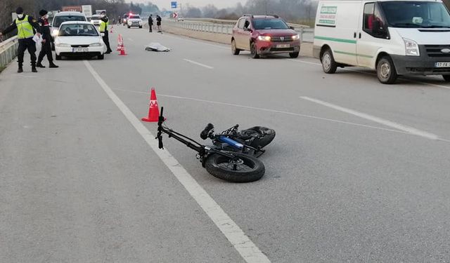 Otomobilin çarptığı elektrikli bisikletin sürücüsü öldü