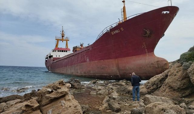 Kargo Gemisi Bozcaada'da Karaya Oturdu