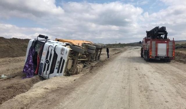 Mıcır Yüklü Kamyon Devrildi: 1 Yaralı