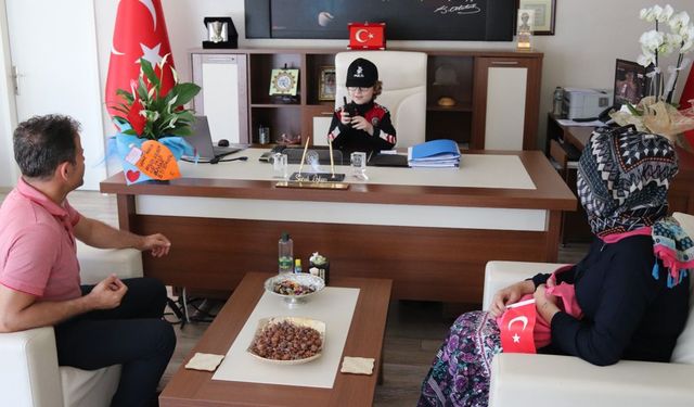 Minik Tamer Tarık polis üniformasıyla şen şakrak
