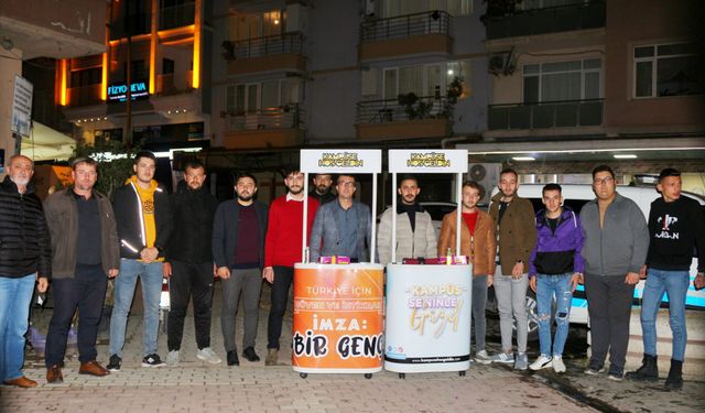 Ak Partili gençler üye çalışmaları yapıyor