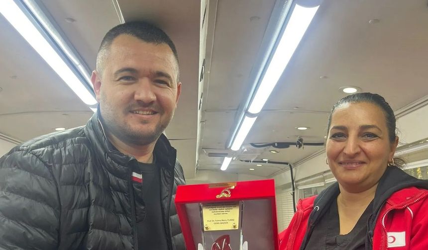 Bigalı Özmucur, 48'inci kan bağışı ile Kızılay'dan plaket ile ödüllendirildi