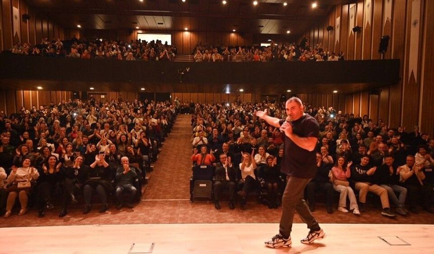 İlker Gümüşoluk’un kahkaha dolu tek kişilik gösterisi