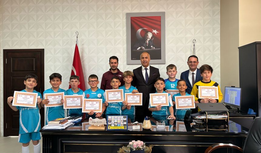 Biga’da şampiyon minikler ödüllendirildi