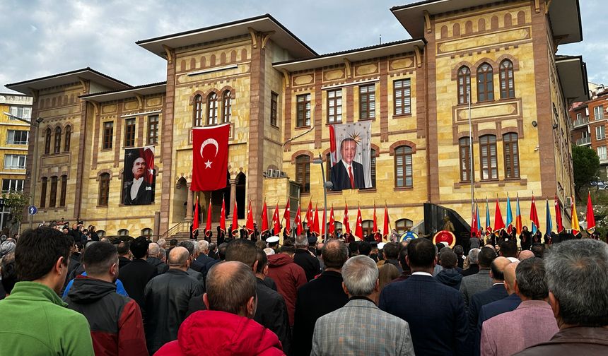 Gazi Mustafa Kemal Atatürk'e Biga'da Saygı ve Minnet Duruşu