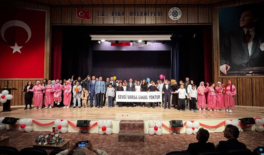 Biga’da 3 Aralık Engelliler günü programı duygu dolu anlara sahne oldu