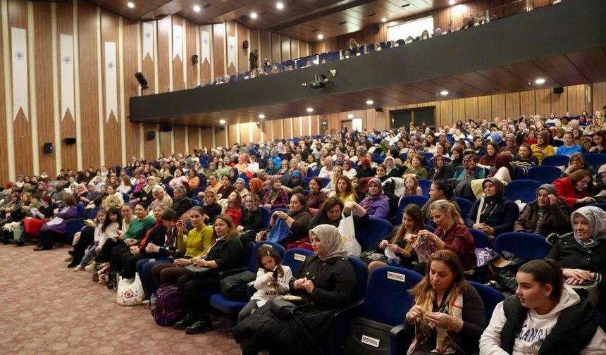 Biga’da kadınlar AKM’ye akın etti: 'El işini al gel' etkinliğine yoğun ilgi