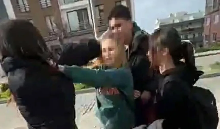 14 Yaşındaki Kız Öğrenciyi Dövüp Kameraya Aldılar!