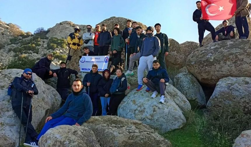 Öğrencilerden Yahya Çavuş’un köyüne şehitlere saygı yürüyüşü