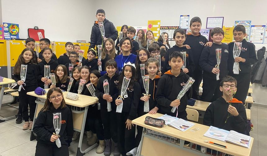 Biga Ortaokulu öğrencilerinden karanfilli tepki!
