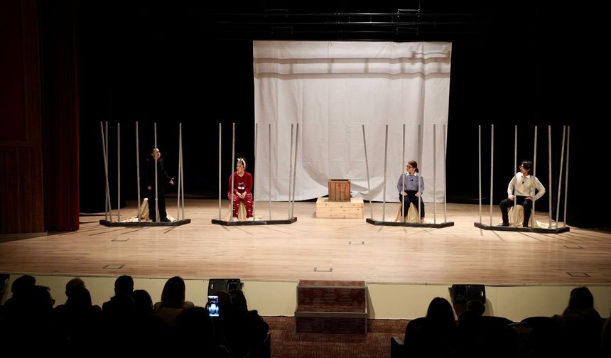 Biga Belediyesi İlçe Tiyatrosu Gençlik Ekibi sahnede