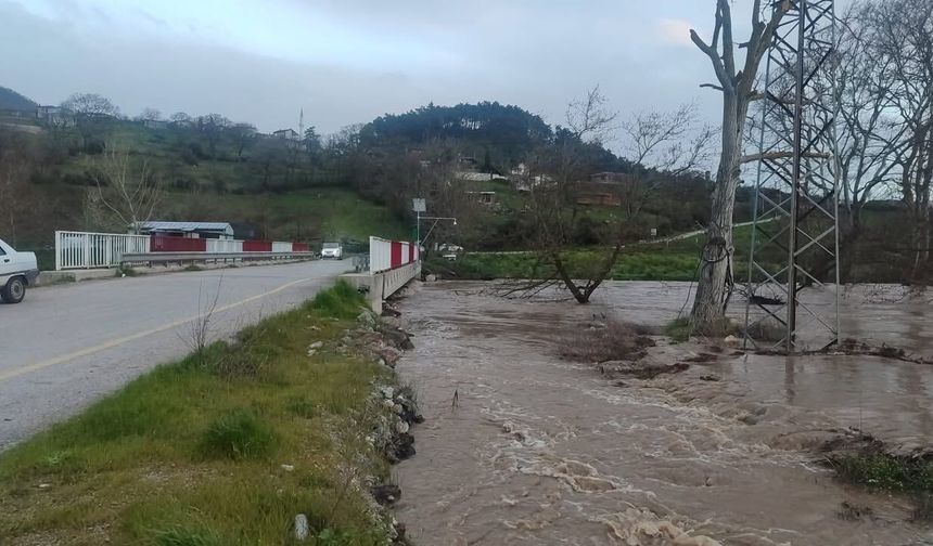 Akkayrak Köprüsü su yükselmesi nedeniyle trafiğe kapatıldı