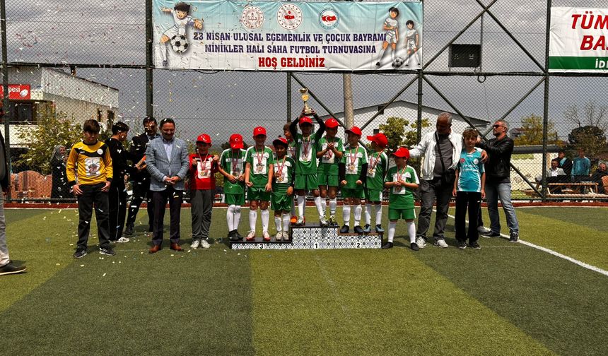 23 Nisan Futbol Turnuvası'nda şampiyon Diyarbakırlı Ekrem Ergün İlkokulu