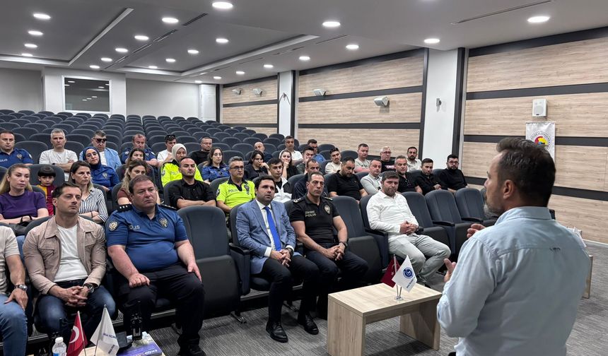 Biga’da polislere "ergenlerle iletişim" eğitimi