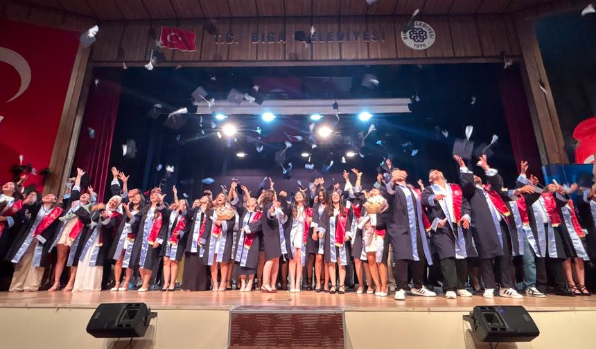 Üniversitenin mezuniyet coşkusu
