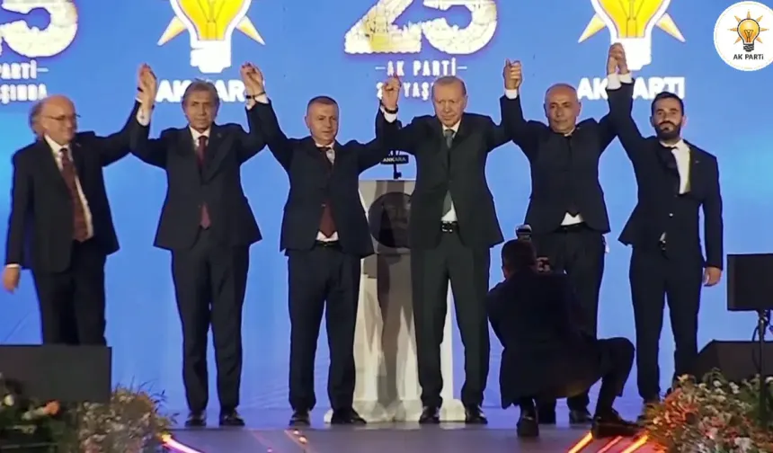Eceabat Belediye Başkanı Saim Zileli AK Parti’ye Geçti: Rozetini Erdoğan Taktı