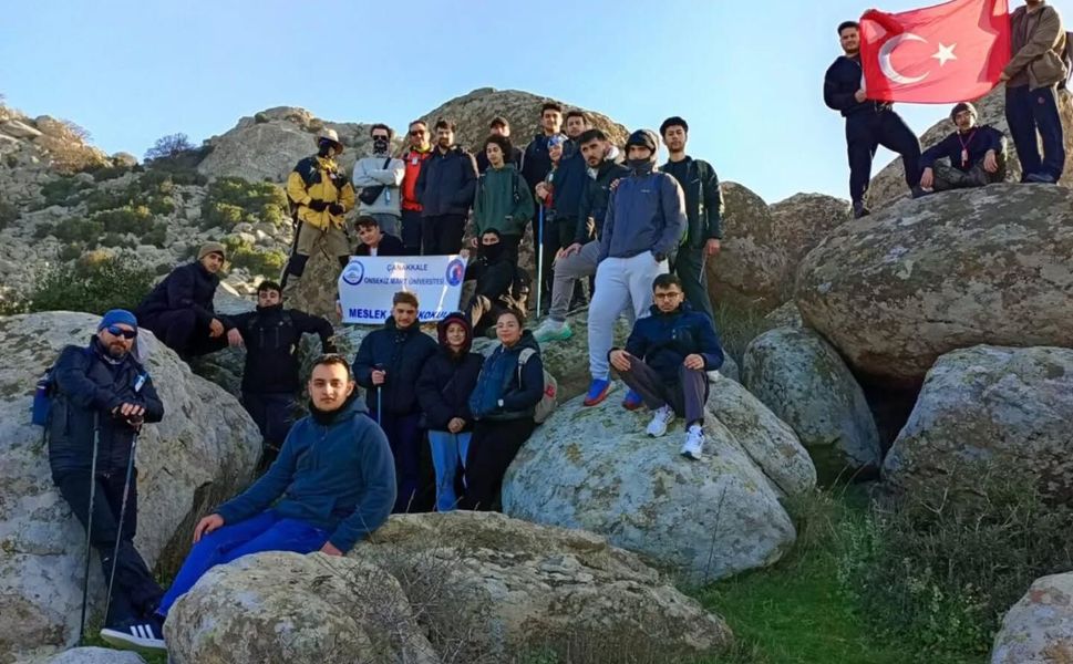 Öğrencilerden Yahya Çavuş’un köyüne şehitlere saygı yürüyüşü