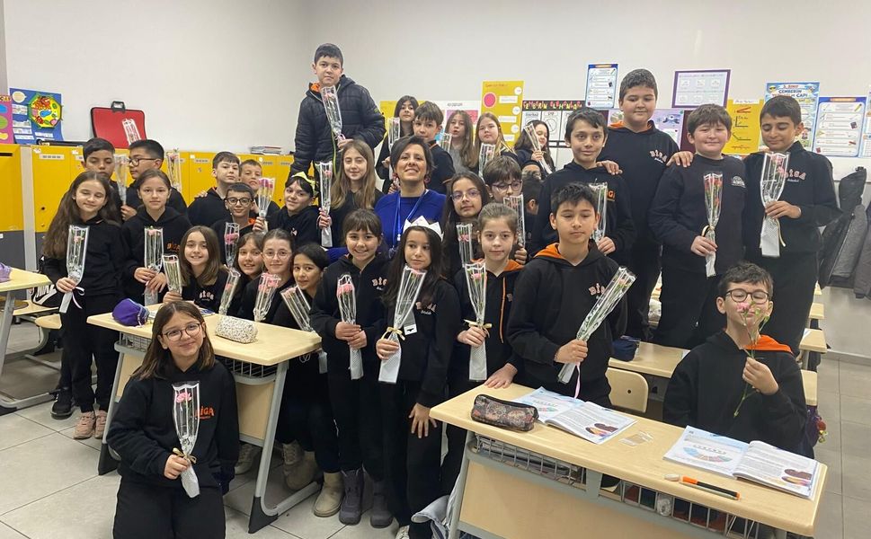 Biga Ortaokulu öğrencilerinden karanfilli tepki!