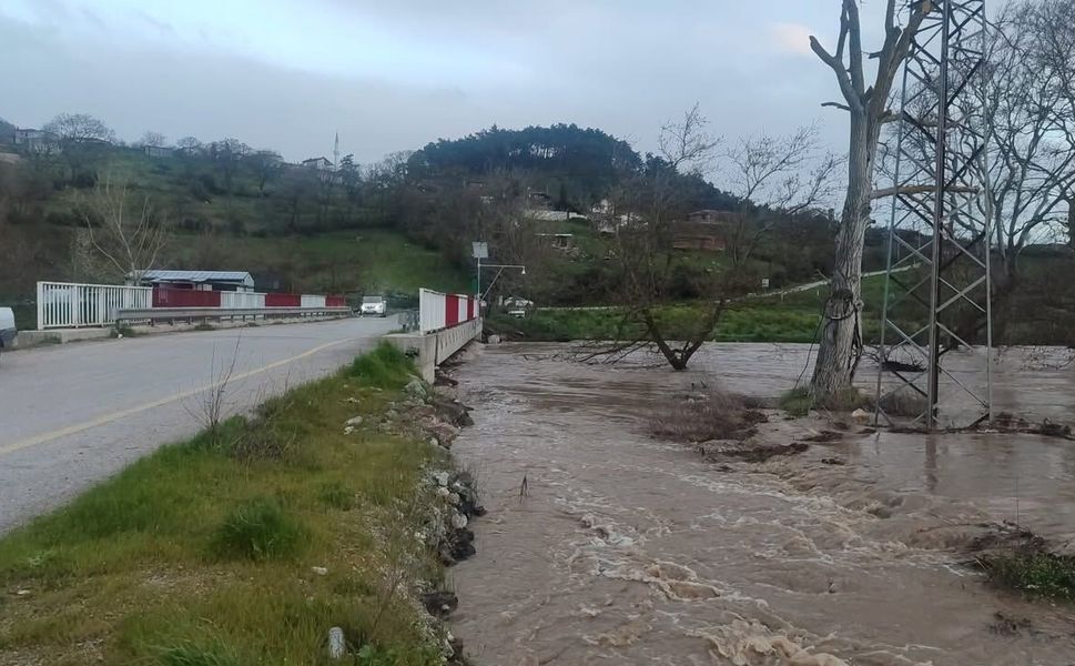 Akkayrak Köprüsü su yükselmesi nedeniyle trafiğe kapatıldı