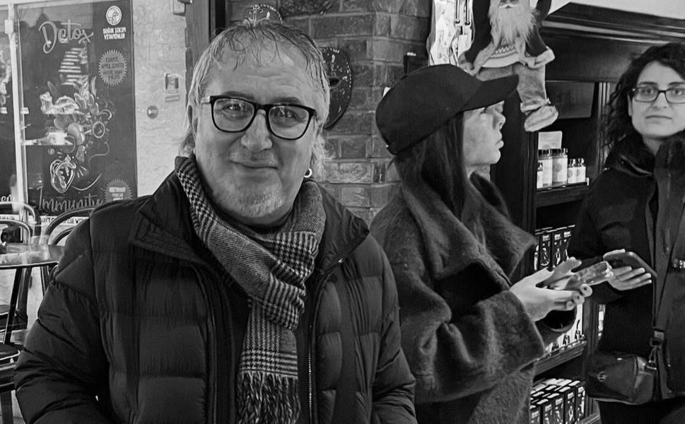 SOKAK LAMBALARI YAĞMURU AYDINLATIYOR