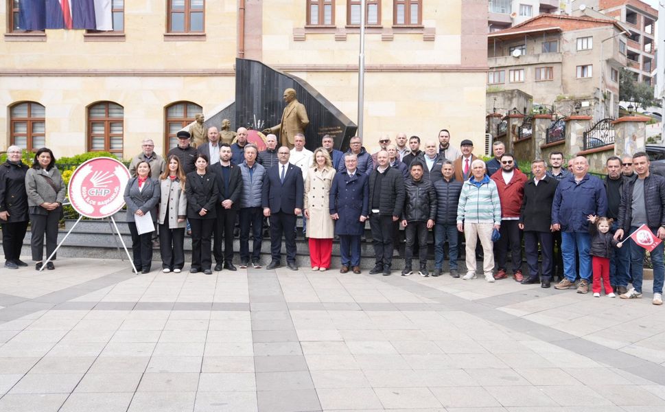 Biga CHP'den Cumhuriyet Meydanı'nda 23 Nisan çelengi