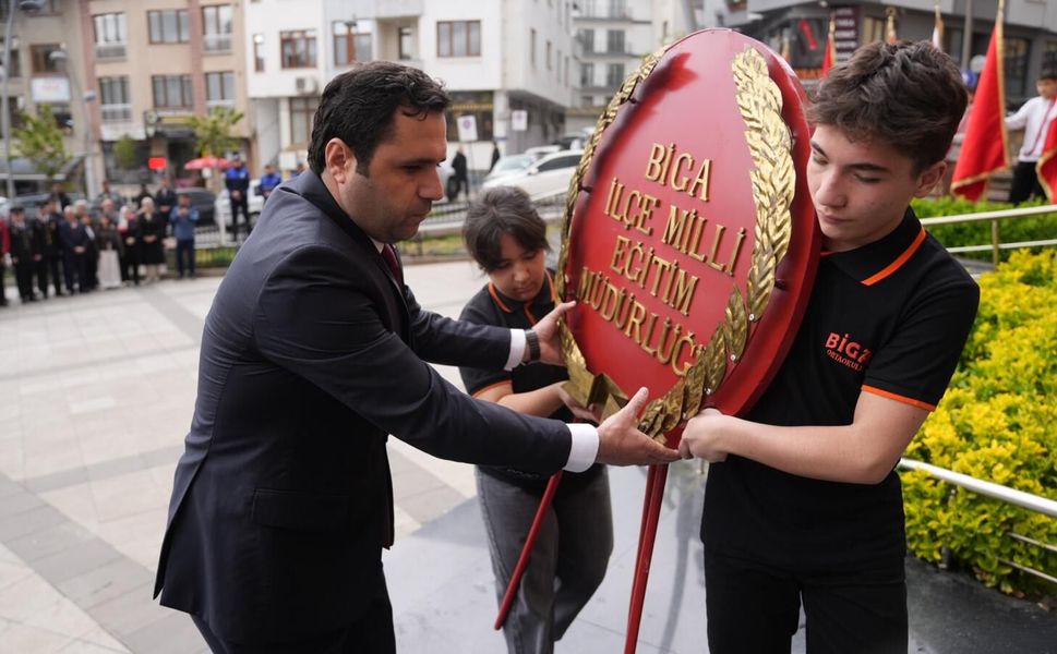 Biga’da 23 Nisan için çelenk sunma töreni düzenlendi