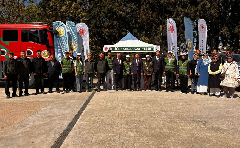 Biga’da çocuklar harçlıklarını şehitler için fidan bağışına dönüştürdü