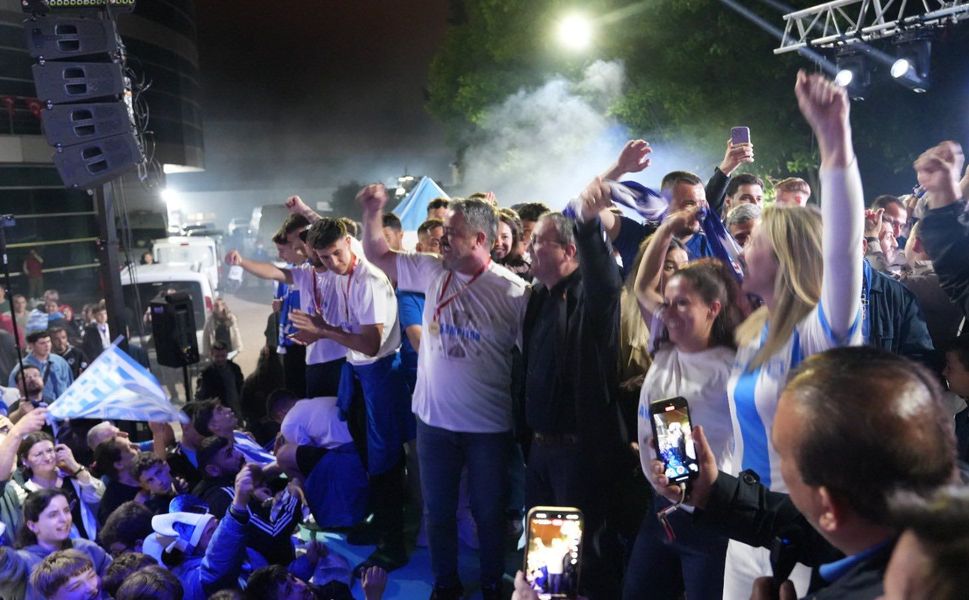 Bigaspor’un şampiyonluk coşkusu Biga Belediye Meydanı’nda kutlandı