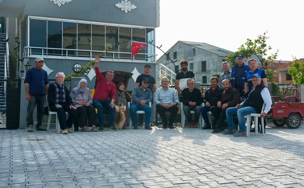 Vatandaşlar Başkan Elbi'yi çiçeklerle karşıladı