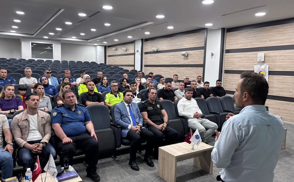 Biga’da polislere "ergenlerle iletişim" eğitimi