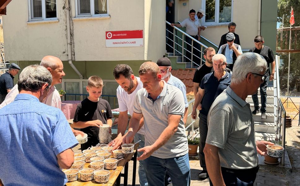 Işıkeli Köyü'nde aşure ikramı