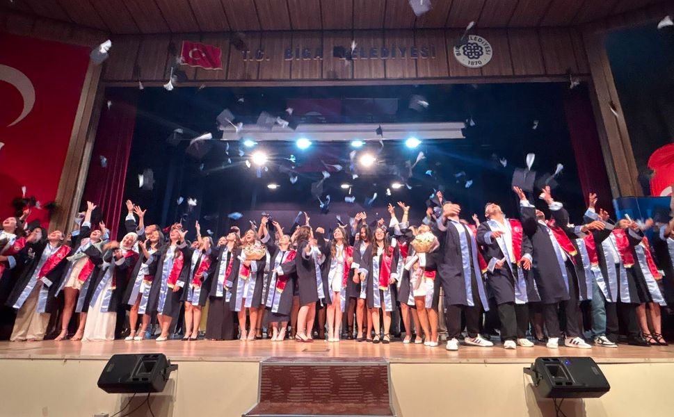 Üniversitenin mezuniyet coşkusu