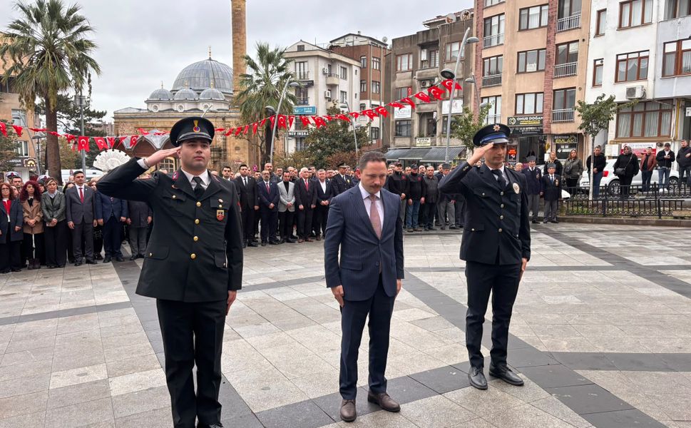 Biga'da Cumhuriyet Bayramı kutlamaları çelenk töreniyle başladı