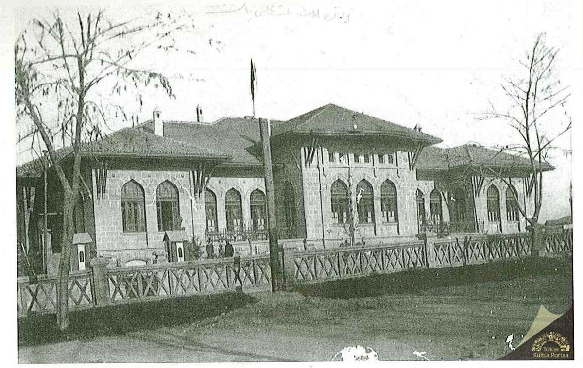 I_TBMM Binası, Millet Bahçesinden görünüm (Ankara Büyükşehir Belediyesi Arşivi)