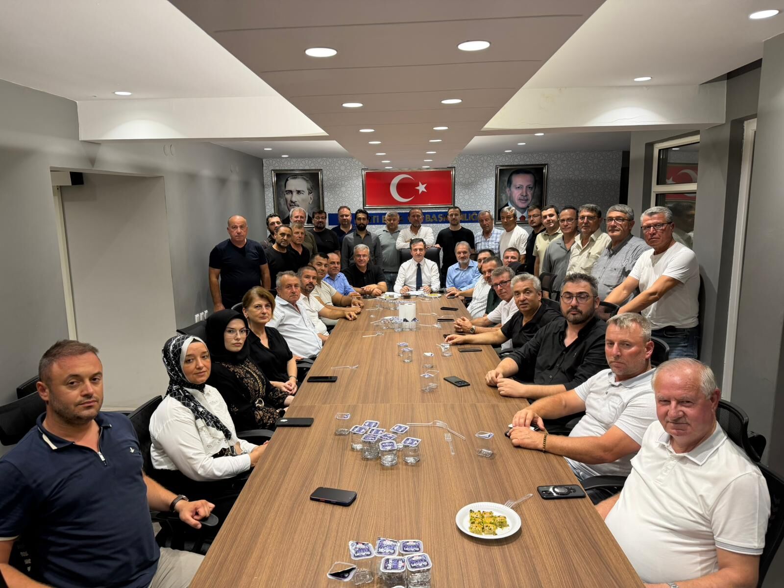AK Parti Biga'da Yeni Yönetim Belli Oldu: Halil Yağan Kadrosunu Açıkladı